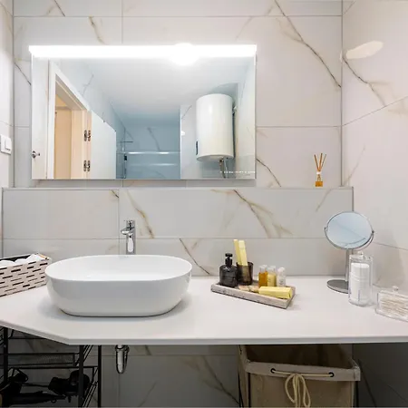 Modern Lacus Apartment *